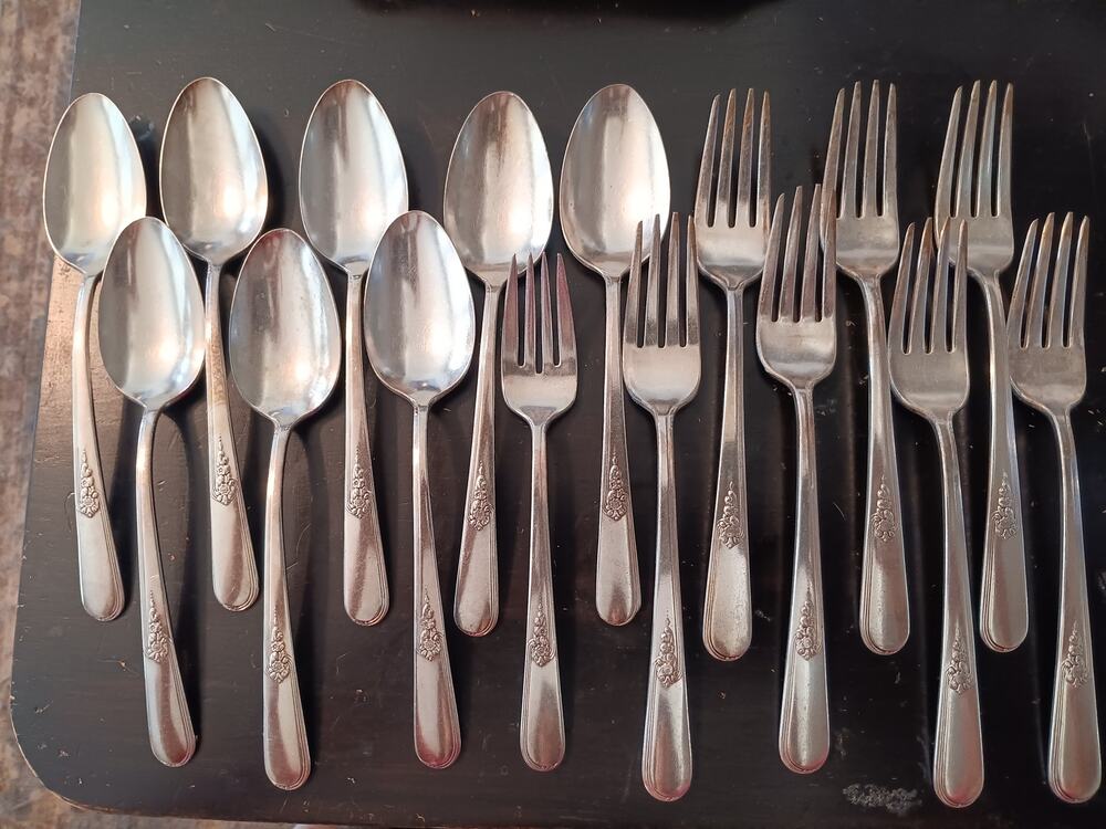 Vintage Holmes & Edwards "Youth" Silverplate Flatware 16 piece Replacement 1940